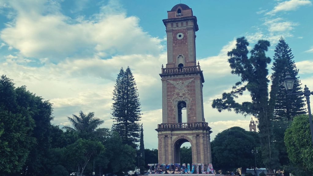 Reloj monumental en la plaza principal de Tecozautla, Hidalgo