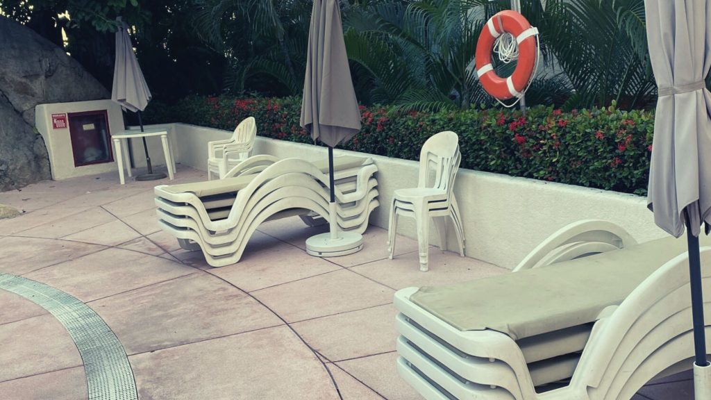 Camastros apilados en un All Inclusive de Acapulco